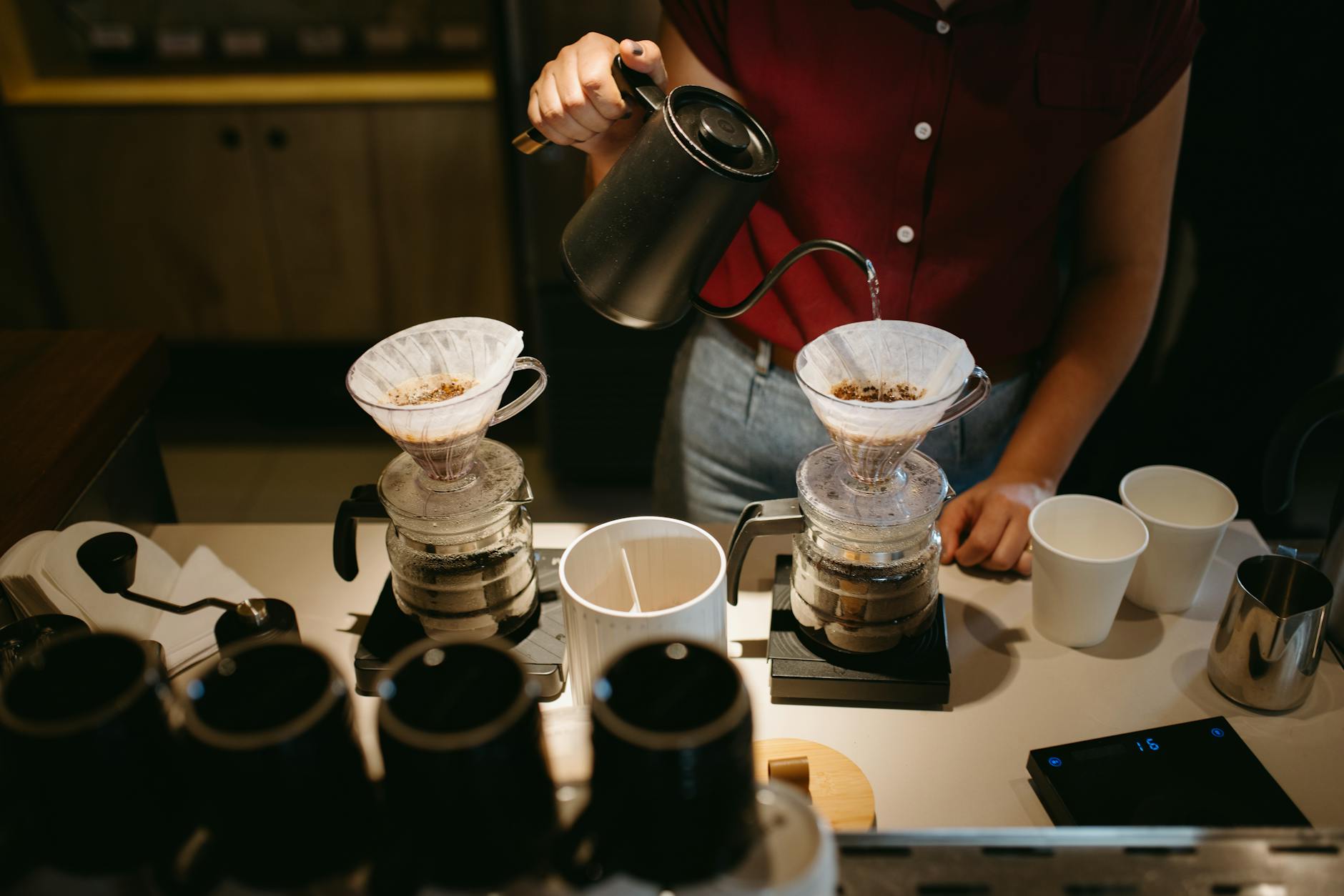 Barista bereitet Pour-Over Kaffee zu