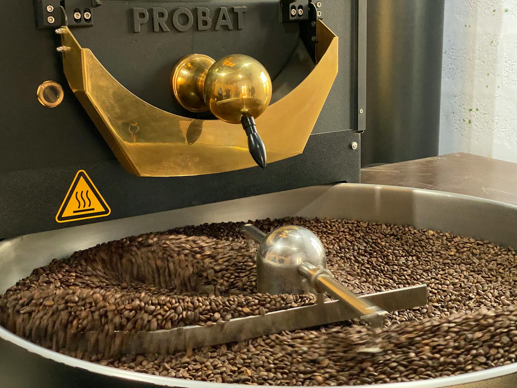 Kaffeeröstung im Trommelröster — Bohnen in der Röstung